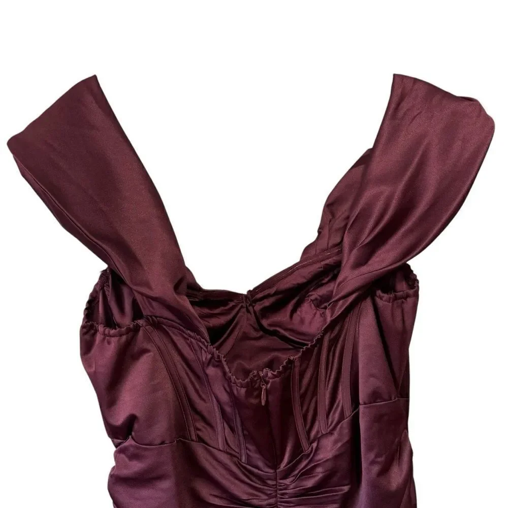 Prettylittlething PLUS PLUM STRUCTURED SATIN CUPPED RUCHED SKIRT BODYCON DRESS